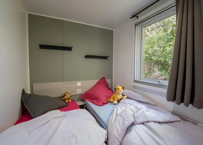 Kemp Mobil 36m² Avec Terrasse - 6 Personnes, 3 - Api-1-52-530 Granges-Aumontzey